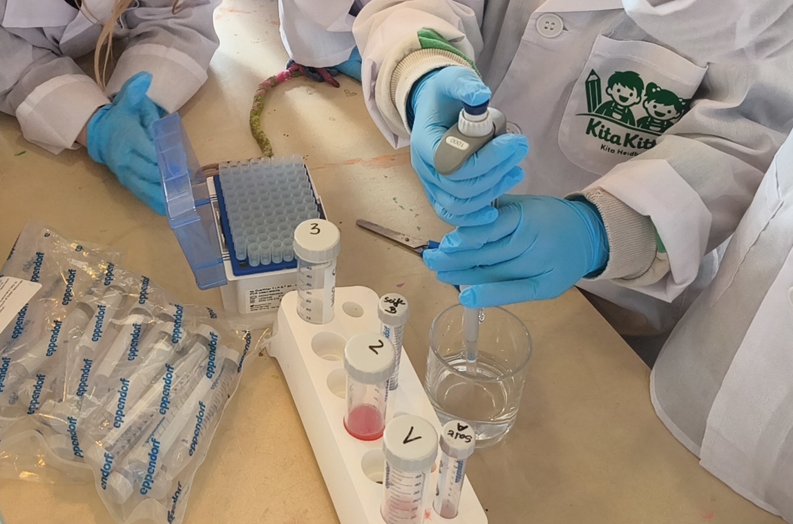 Kinder beim Experimentieren